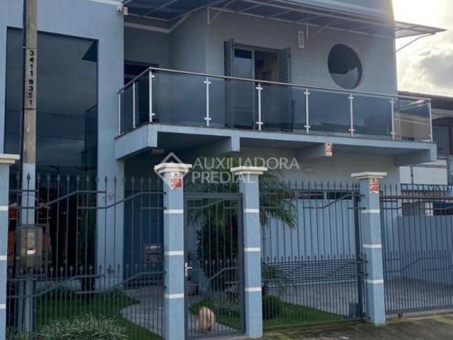 Casa de Alto Padrão com Pé Direito Duplo, Suíte Master com Hidromassagem e Espaço Gourmet Completo