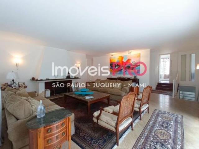 Casa no Brooklin Velho com 680m² piscina, churrasqueira, lindo jardim e 6 vagas