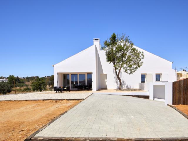 Casa no campo a 2.6 km da Praia