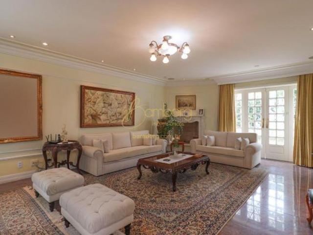 Casa no Caxingui com 4 suítes, jardim e 3 vagas