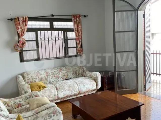 Casa no Cazeca com excelente localização disponível para compra