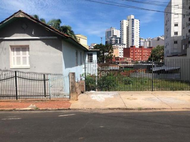 CASA NO CENTRO TERRENO GRANDE