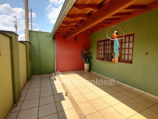 CASA NO CENTRO COM 3 QUARTOS SENDO UMA SUÍTE