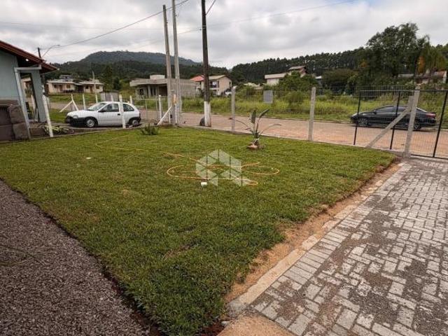 Casa no centro de Presidente Lucena com dois dormitórios sala e cozinha integrados um banheiro e u