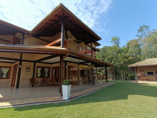 Casa em condomínio fechado com 2.014m² de terreno, vista panorâmica, e arquitetura excusiva