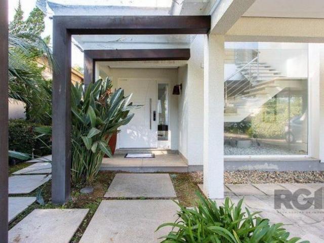 Casa no Condomínio Las Rocas, vista para o Guaíba, com 5 suítes