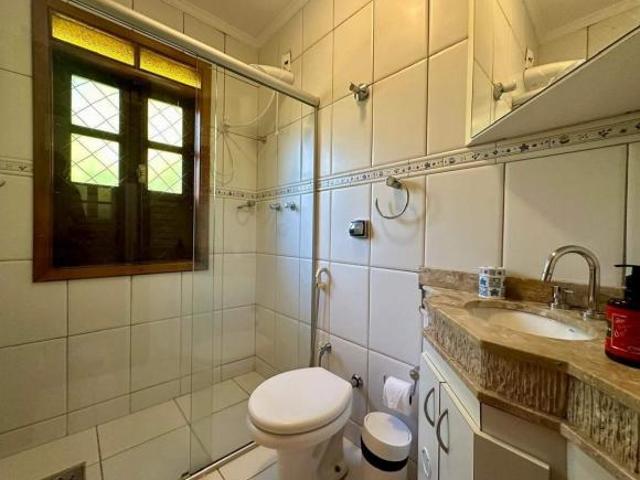 Casa no Condomínio Pasárgada, com 300 metros de área construída em terreno de 4.300 metros, quase to