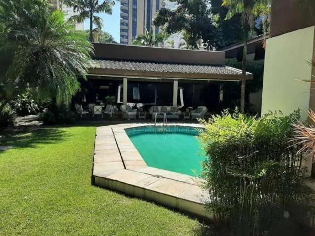 Casa no Jardim América: 1800 m² de terreno e 865 m² de área construída