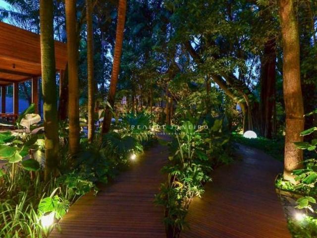 Casa no Jardim América: 1102 m² de terreno, 4 suítes e 8 vagas