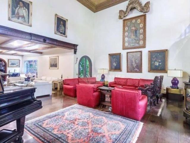 Casa no Jardim América: 1200 m² de terreno e 800 m² de área