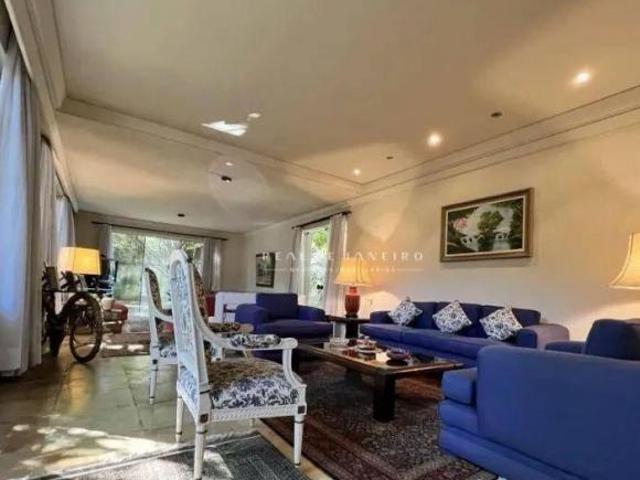 Casa no Jardim América: 1375 m² de terreno e 865 m² de área construída