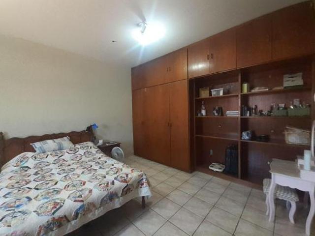 Casa no Jardim Esmeralda com quatro dormitórios e cinco vagas