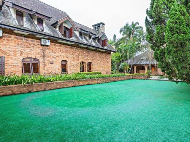 CASA NO JARDIM GUEDALA, COM 4 SUÍTES, EM RUA FECHADA