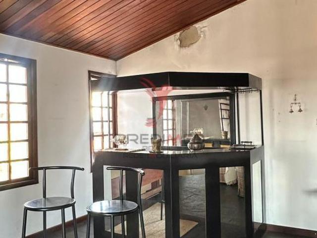 Casa no Jardim Paraíba, Aparecida.Com jardim de inverno e garagem para 4 carros