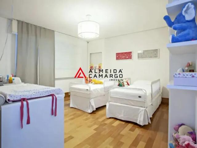 Casa no Pacaembu 687 m² 5 Quartos sendo 4 Suítes, Piscina, Gourmet e 6 Vagas de Garagem