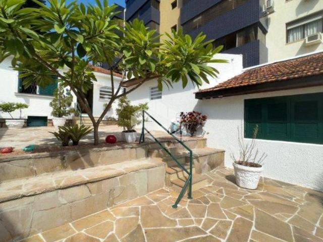 Casa no Petrópolis 3 dormitórios 1 suíte, lareira e amplo terreno de 435 m²