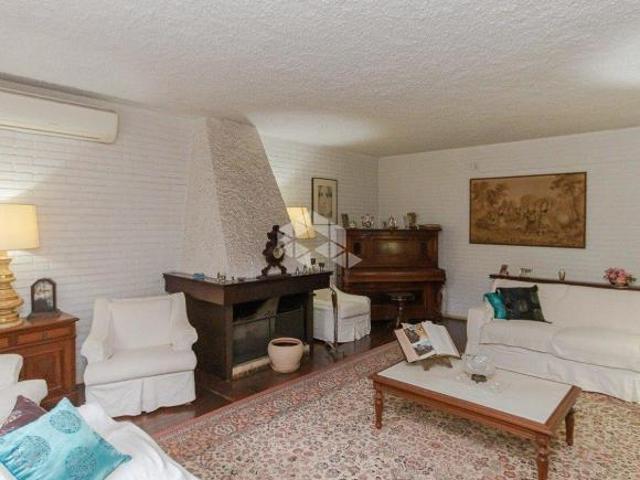 CASA NO PETRÓPOLIS COM 5 DORMITÓRIOS E 420m2
