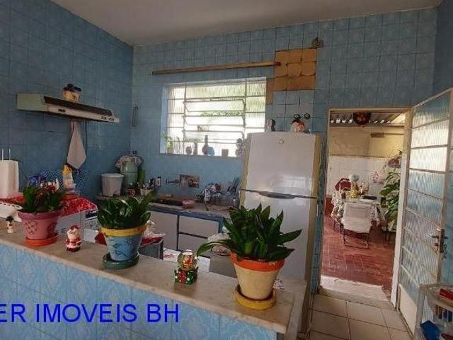 Casa no Salgado Filho com varanda lindo jardim, 3 quartos, sendo 1 suite, sala, copa, cozinha e área