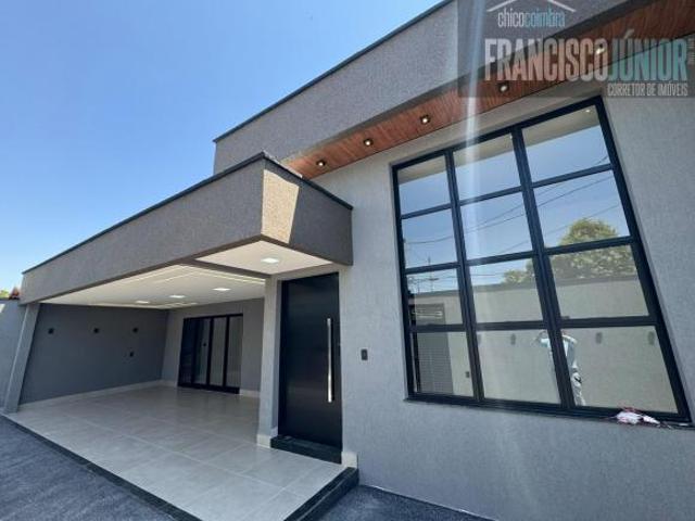 Casa no Setor Castelo Branco, Alto Padrão, Nova, 03 Suítes, Sala Ampla com Pé direito Duplo, Acabame
