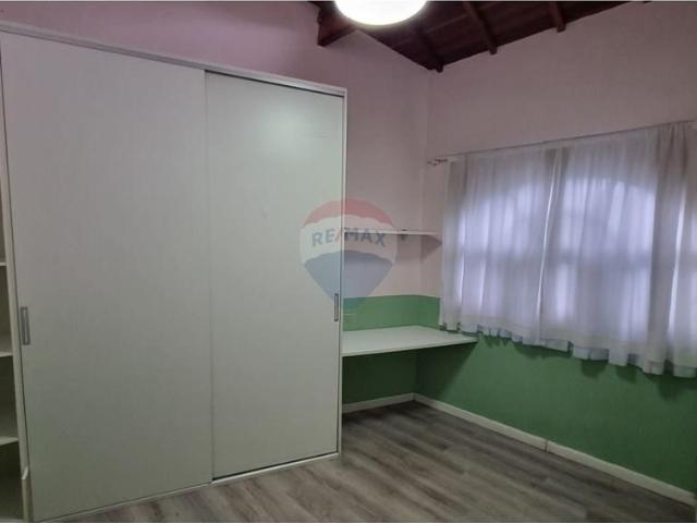 Casa nos fundos com dois quartos, uma suite, cozinha amaricana, uma vaga em região nobre de Interlagos