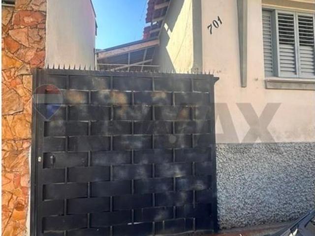 Casa nos Fundos com Excelente Localização