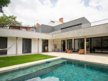 Casa nova com jardim e piscina no Jardim dos Estados / Alto da Boa Vista
