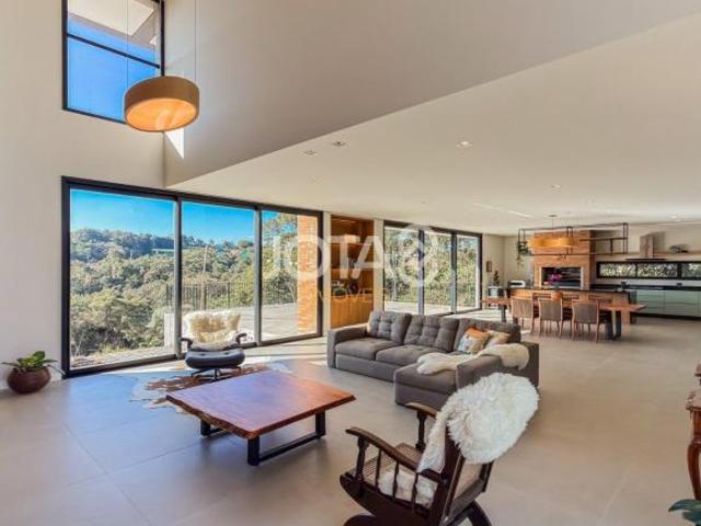 CASA NOVA COM VISTA ESPETACULAR NO CONDOMÍNIO CAMPOS DO JORDÃO