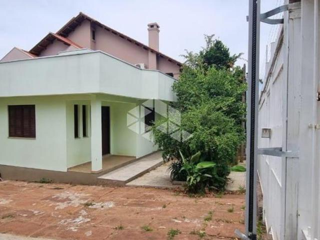 Casa nova com 2 dormitórios, living, cozinha americana, varanda e amplo pátio para carros e piscina