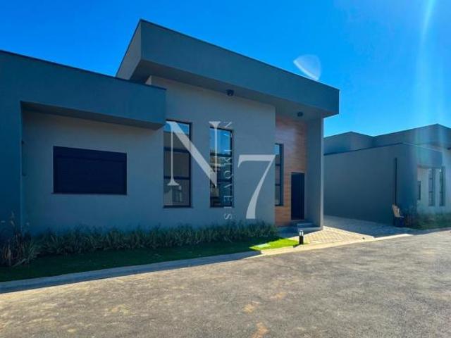 Casa Nova com 3 Suítes em condomínio!