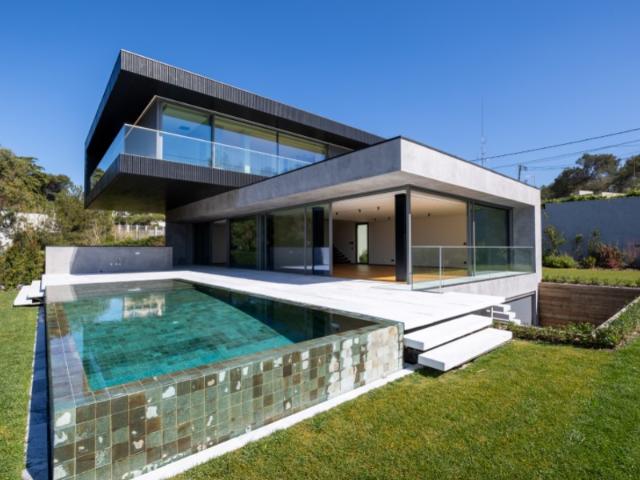 Casa nova com 5 quartos num condomínio fechado em Cascais, a apenas 5 minutos das praias de Cascais!
