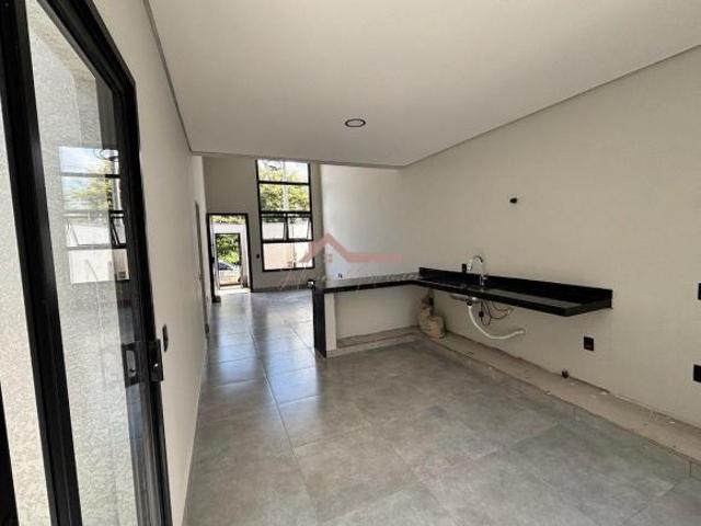 Casa Nova à Venda com Pé Direito Alto e Projeto Sofisticado