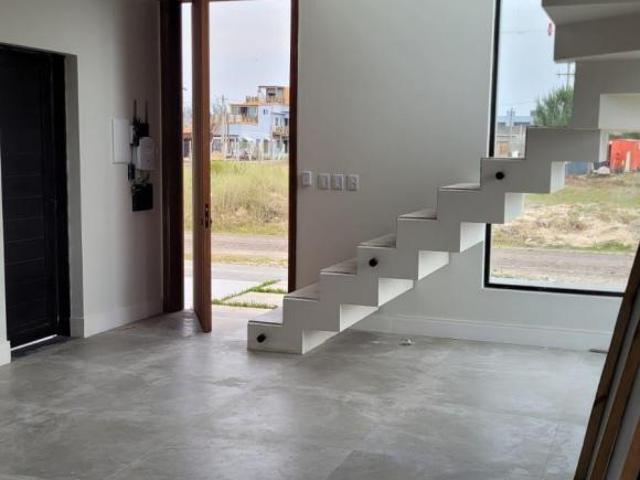 Casa nova de 3 dormitórios em Capão da Canoa