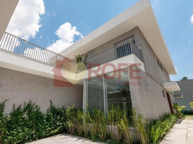 Casa Nova de Alto Padrão em Alto de Pinheiros com 4 Suítes, Piscina Aquecida e Sauna