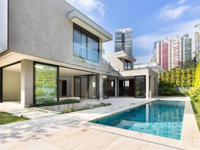 Casa nova e moderna à venda em Alphaville com 5 suítes