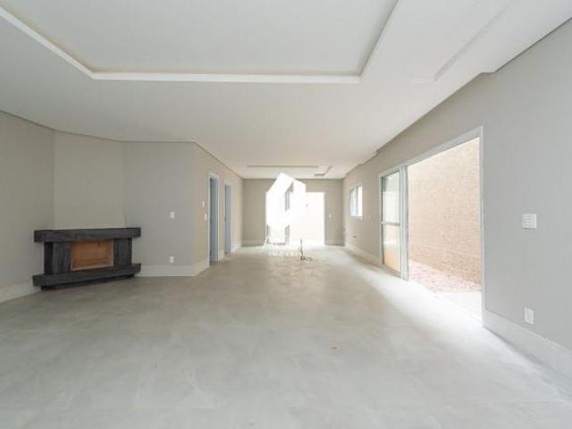Casa nova em condomínio, com 04 suítes e amplo terraço!