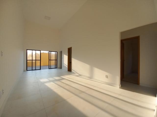 Casa nova em Feira de Santana, bairro Sim, 92m², com área de serviço, piso laminado, porcelanato, quintal e próximo a escolas e hospitais