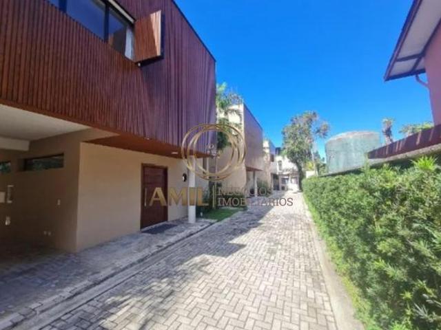 Casa Nova Mobiliada com 3 Suítes em condomínio fechado na praia de Camburi com documentação completa