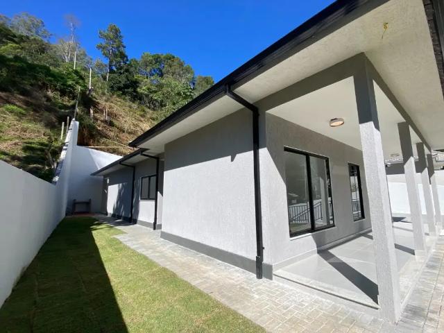 Casa Nova recém construída, fora de condomínio, 4 quartos, 10 min do Centro Teresópolis / RJ