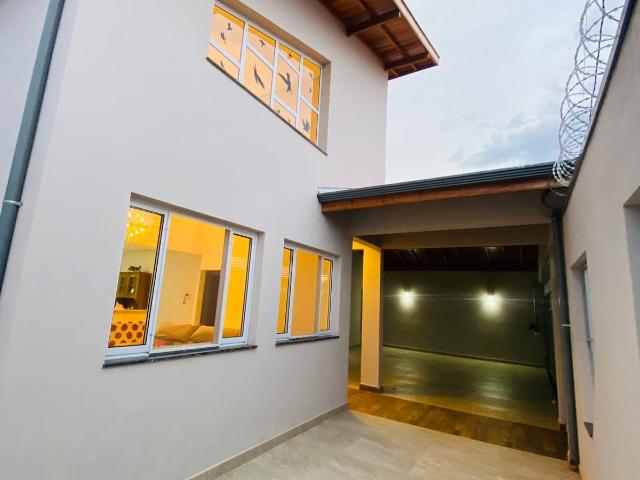 Casa nova, térrea com piscina e lago de carpas