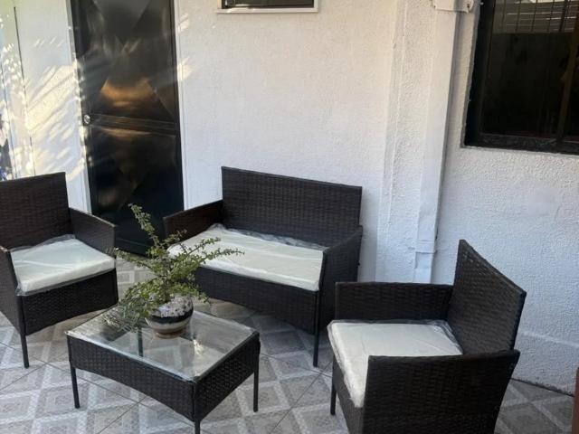 Casa o dpto interior con patio propio y servicios incluidos