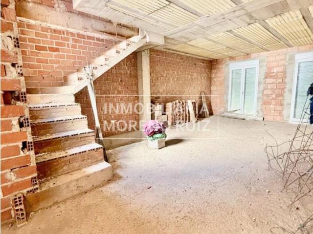 CASA OBRA NUEVA PARA TERMINAR A TU GUSTO EN UNA DE LAS MEJORES CALLES DE BAENA
