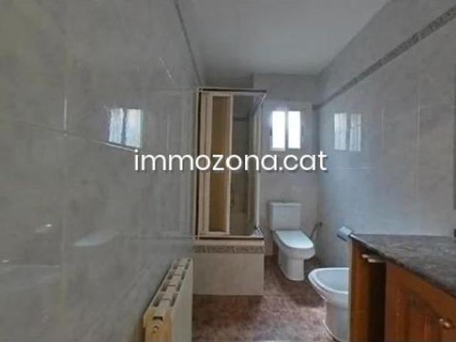 CASA OCUPADA DE 102M2, 3 PLANTAS, 4 HABITACIONES, 2 BAÑOS C/ PAU PIFERRER, BADALONA