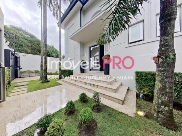 Casa One of a kind, com 1.360m², com 3 suítes, 8 vagas no subsolo e uma bela vista