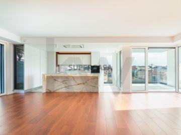 Moradia T5 Isolada com Jardim e Garagem Charneca de Caparica