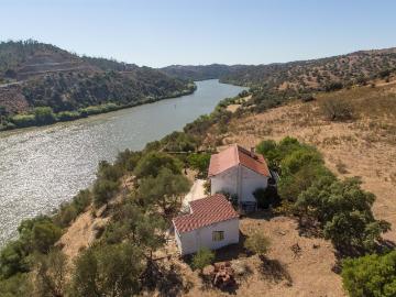 Casa autossuficiente rural com uma localização superior no rio