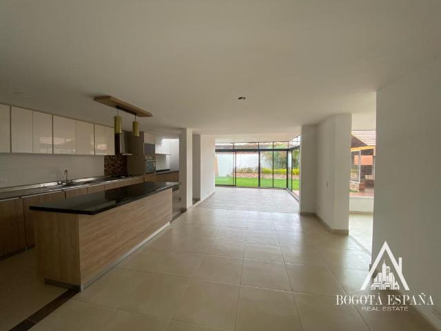 CASA Av Carrera 76 # 180 22, San José De Bavaria, Bogotá