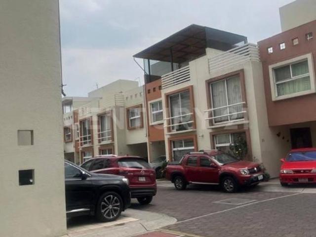 Casa a 7minutos caminando del metro lomas estrella línea dorada