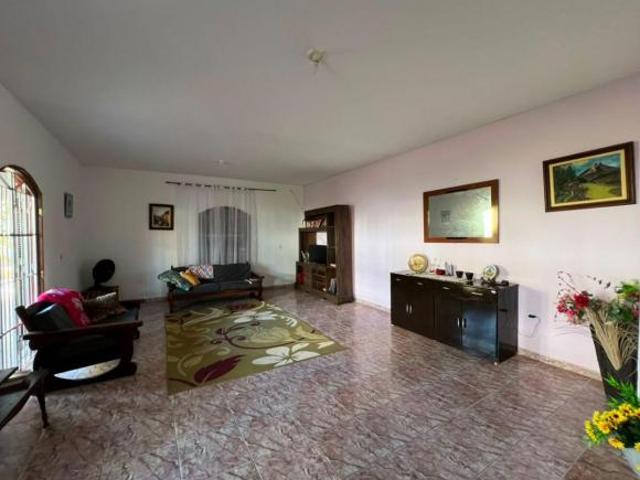 Casa à 800m do mar, com 3 quartos e edícula. Localizada em Itanhaém
