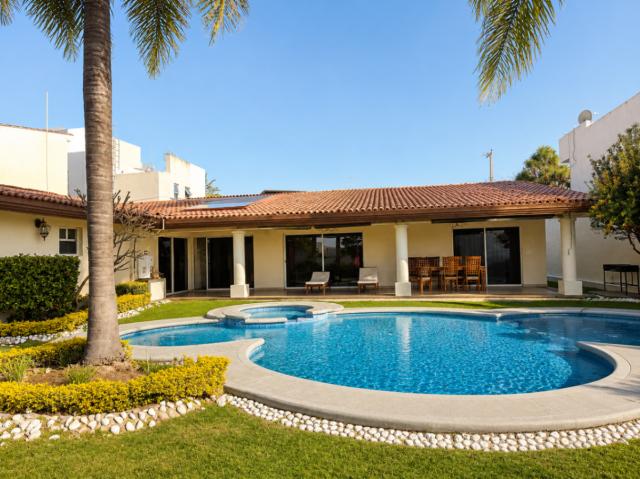 CASA A CAMPO DE GOLF EN PRIVADA, VILLAS DE IRAPUATO