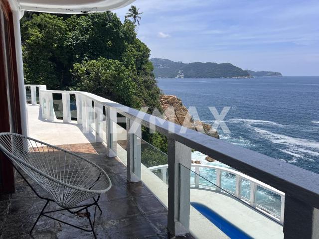 Casa en Venta en Acapulco Tradicional: Estilo Colonial y Vista a La Roqu